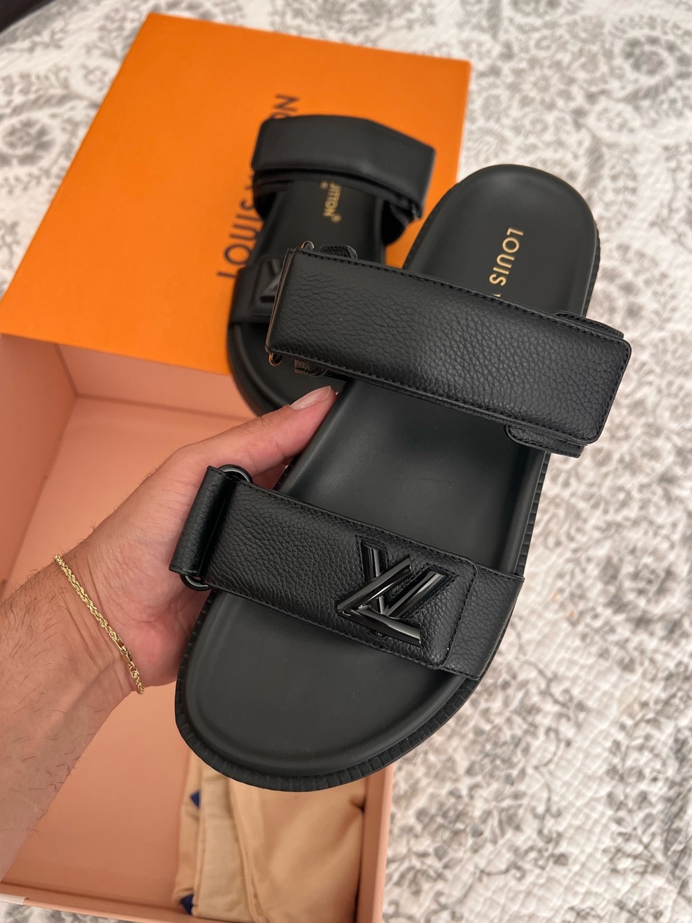 W. Louis Vuitton Sunset Flat
Size: 39
Retails: $1,300
Come with box and dust bag